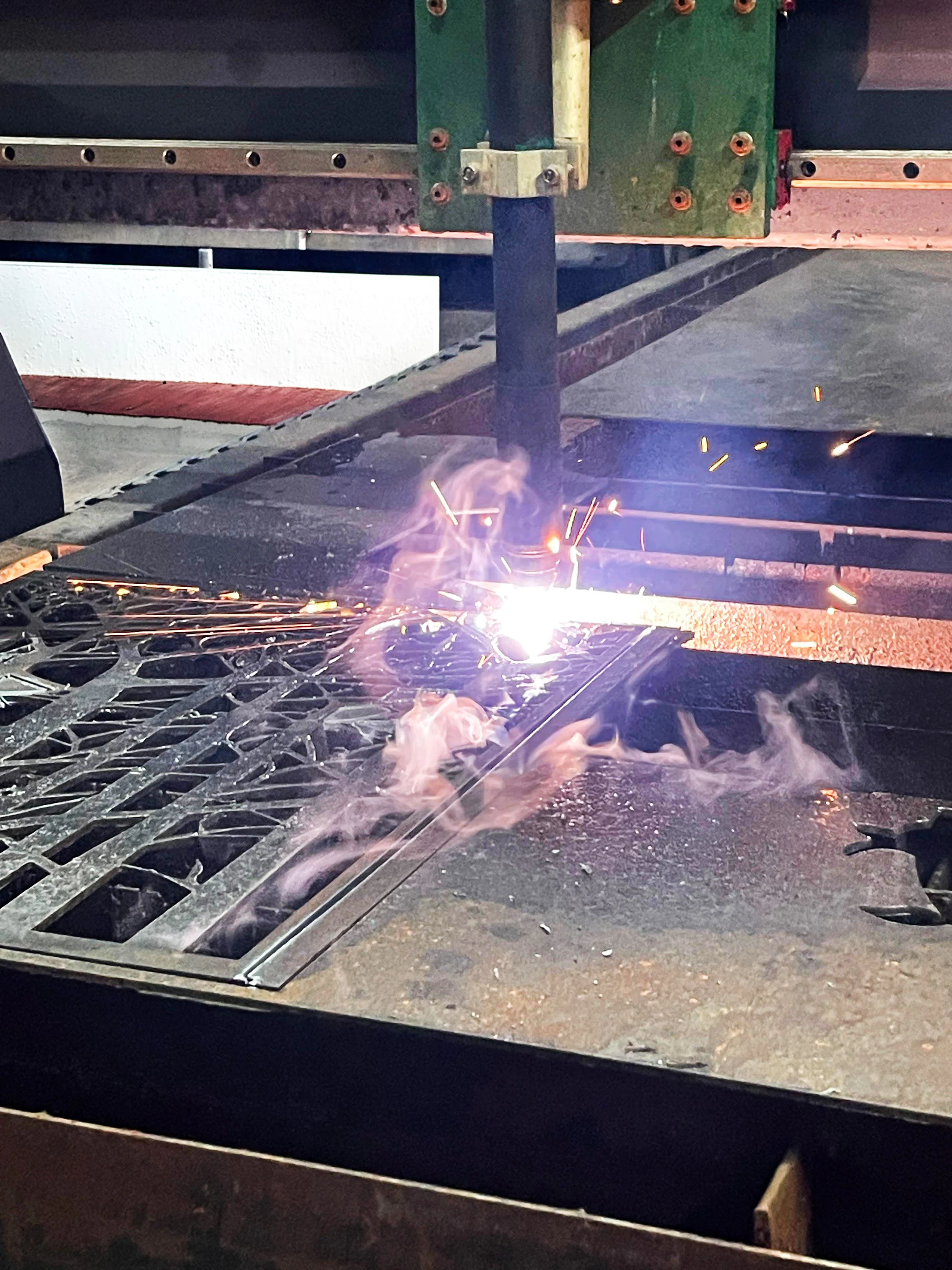 Arco de plasma cortando una placa de acero con chispas