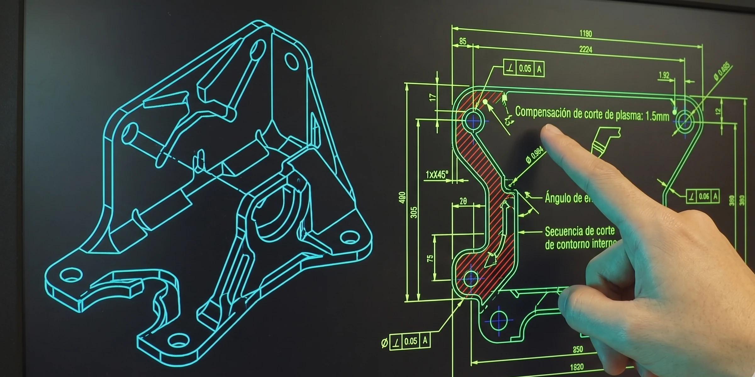 Pantalla con el dibujo técnico en CAD de una pieza metálica y una mano señalando las medidas y la secuencia de corte