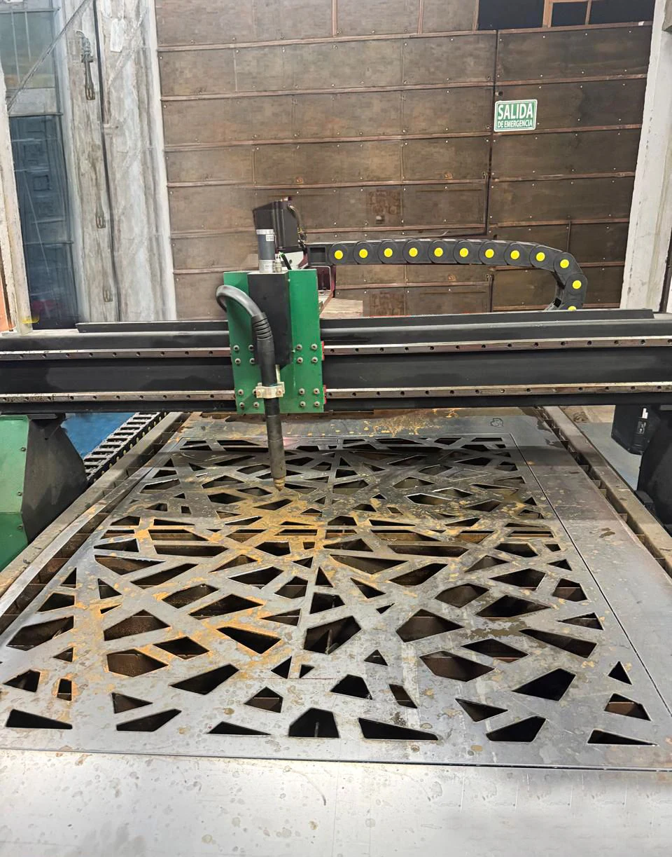 Máquina de plasma CNC cortando una placa con patrón geométrico