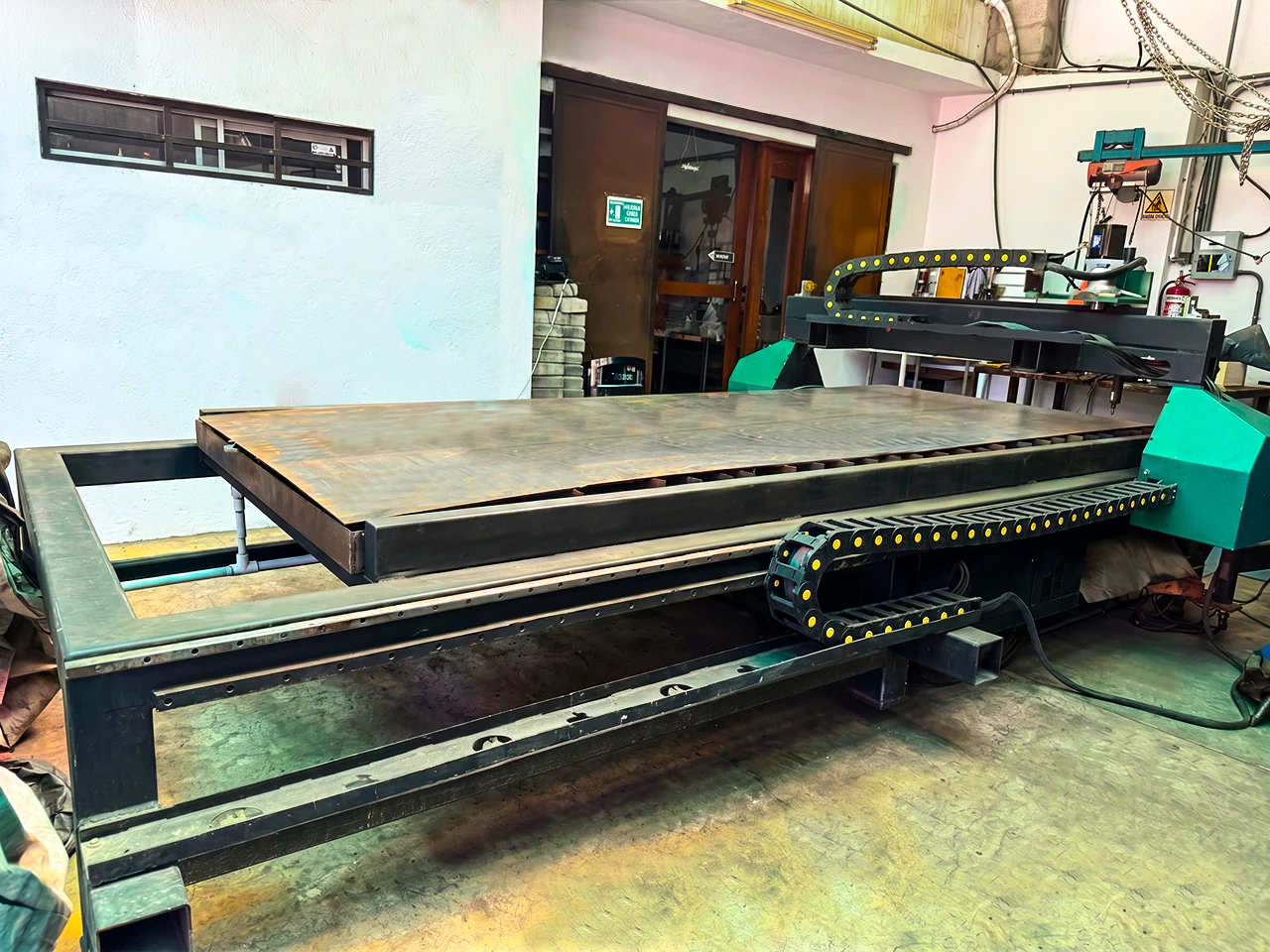 Mesa de la máquina de corte plasma CNC con una placa de acero encima