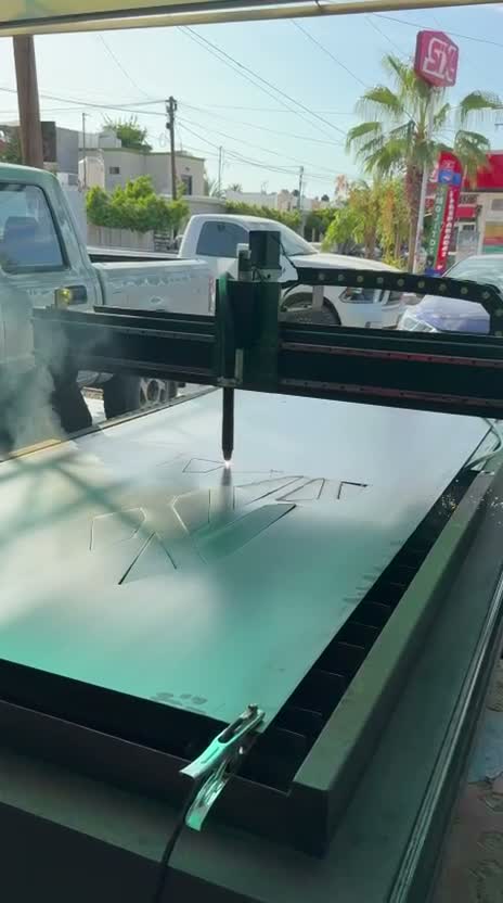 Video del proceso de corte plasma de una celosía metálica en el taller